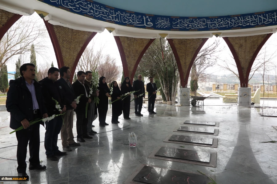 حضور رئیس و کارکنان دانشگاه فنی استان ایلام در مزار شهدای گمنام جهت تجدید میثاق با امام و آرمانهای انقلاب اسلامی
 2