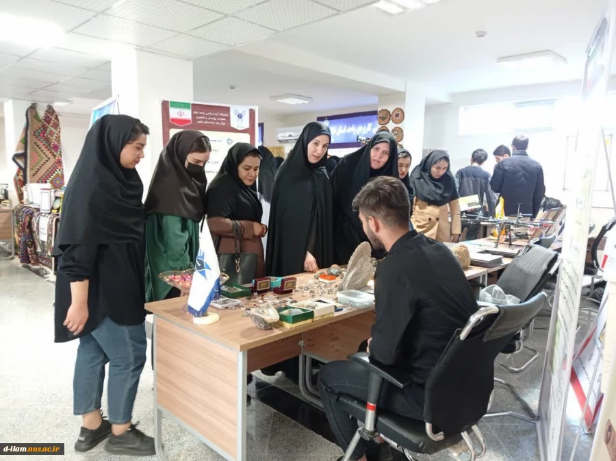 بازدید دانشجویان حسابداری دانشکده فنی و حرفه‌ای دختران ایلام از نمایشگاه هفته پژوهش 4
